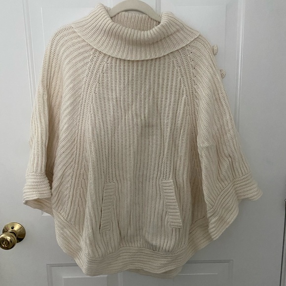 Cream poncho vey comfy - Picture 1 of 3